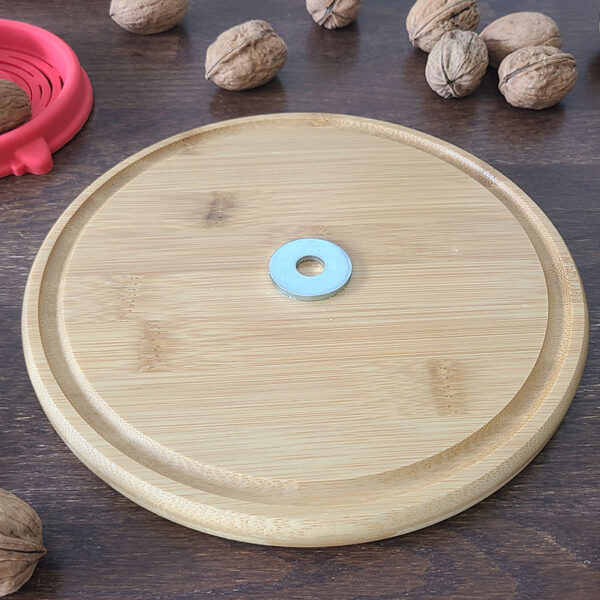 Adorable round NutSmasher Board D20cm